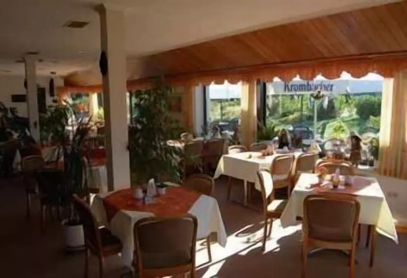 Hotelli Pension Strohm Im Lieth Café