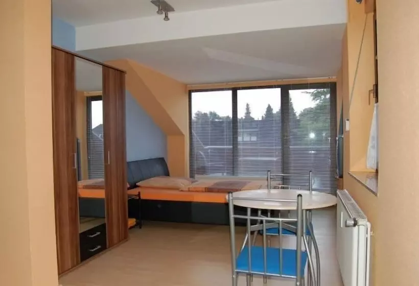 Hotelli Pension Strohm Im Lieth Café