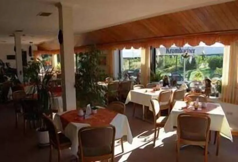 Hotelli Pension Strohm Im Lieth Café