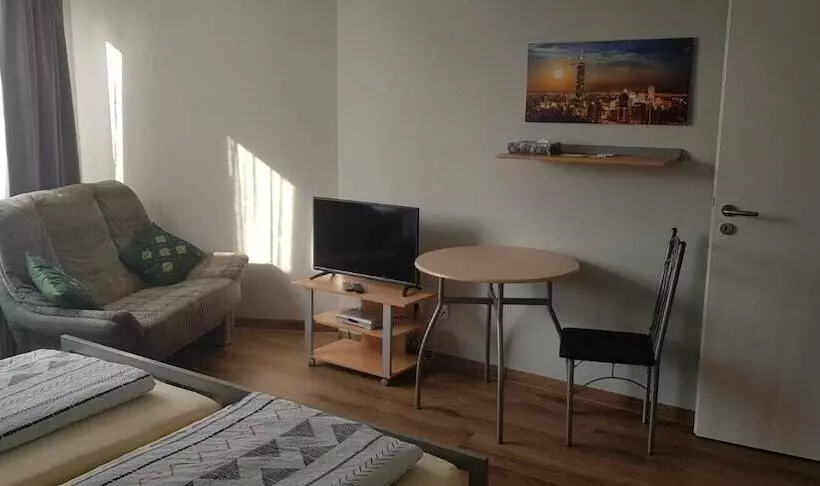 Hotelli Pension Strohm Im Lieth Café