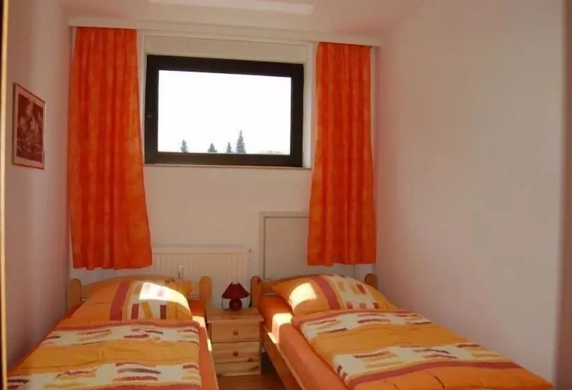 Hotelli Pension Strohm Im Lieth Café