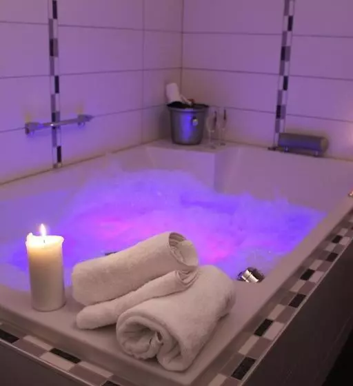 Hotelli Schwarzwald Lodge Rothaus