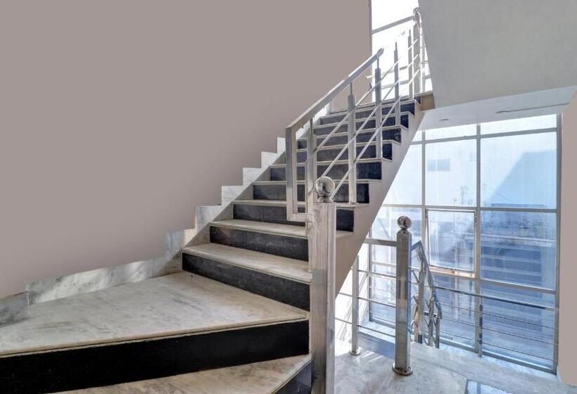 فندق Oyo Flagship 80887  Holiday Inn