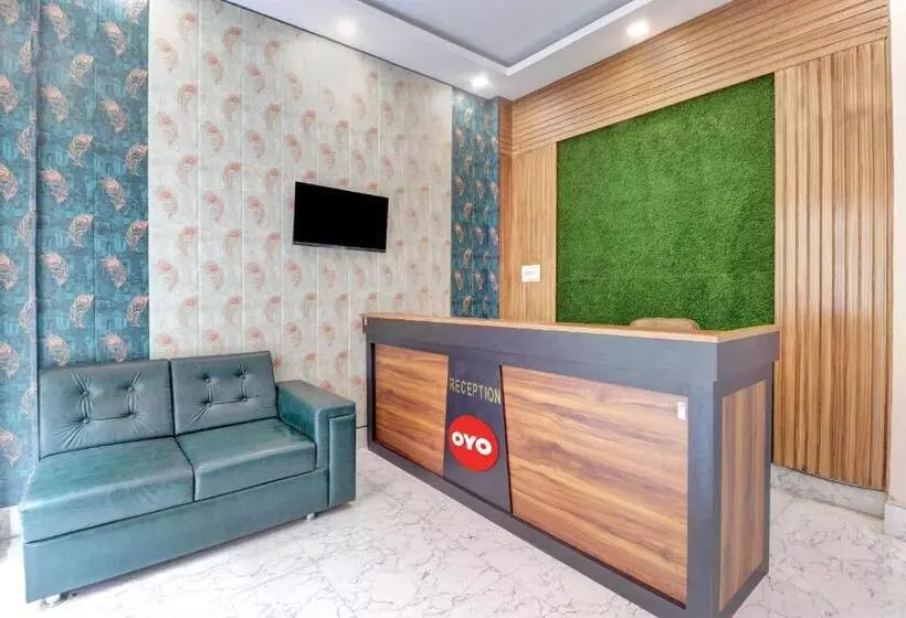 ホテル Oyo Flagship 80887 Holiday Inn