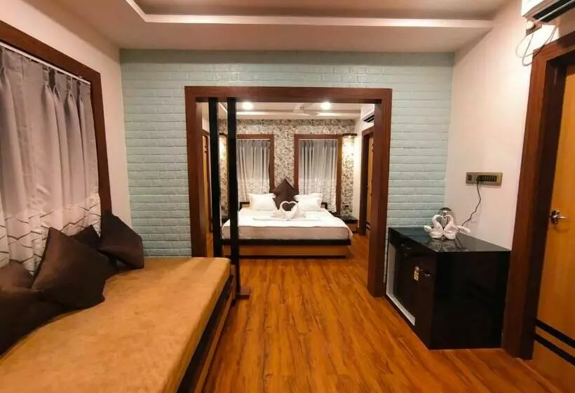 ホテル Charulata Residency