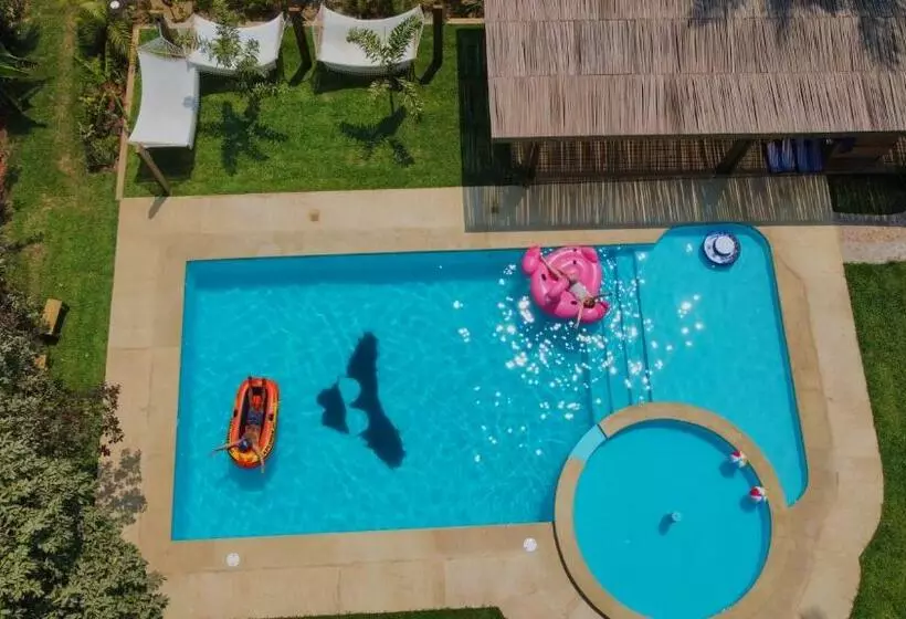 Straw Hat Surf Hostel & Bar