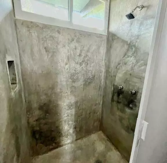 Straw Hat Surf Hostel & Bar