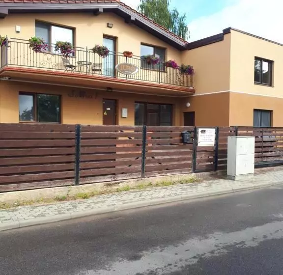 پانسیون Juro Guest House