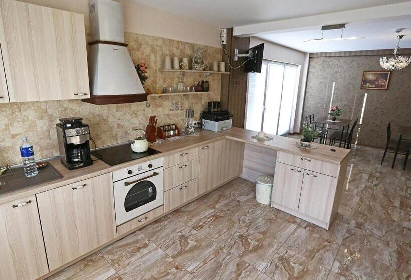 پانسیون Juro Guest House