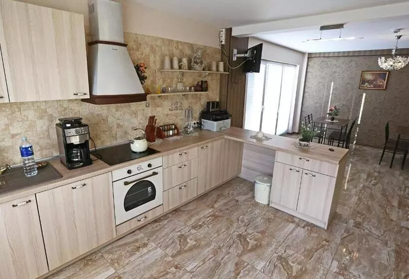 پانسیون Juro Guest House