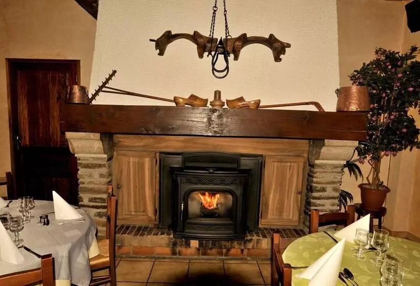 ホテル Logis Hôtel Restaurant La Remise