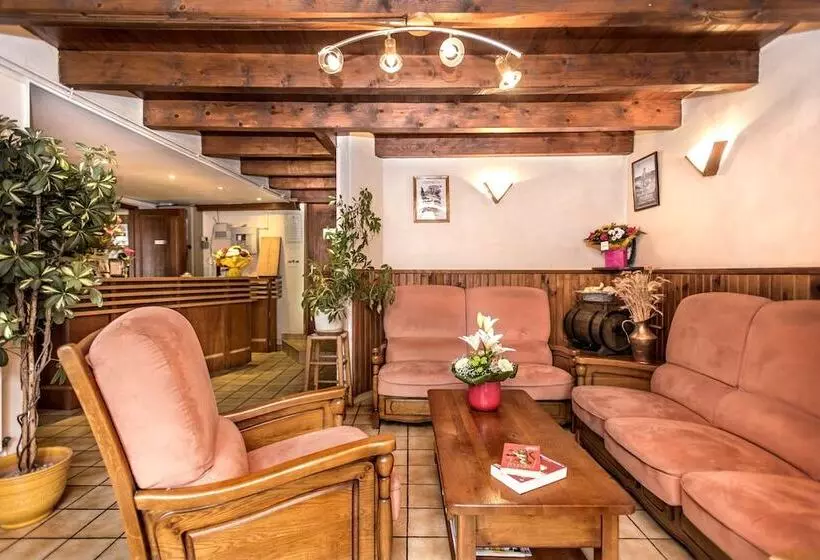 ホテル Logis Hôtel Restaurant La Remise