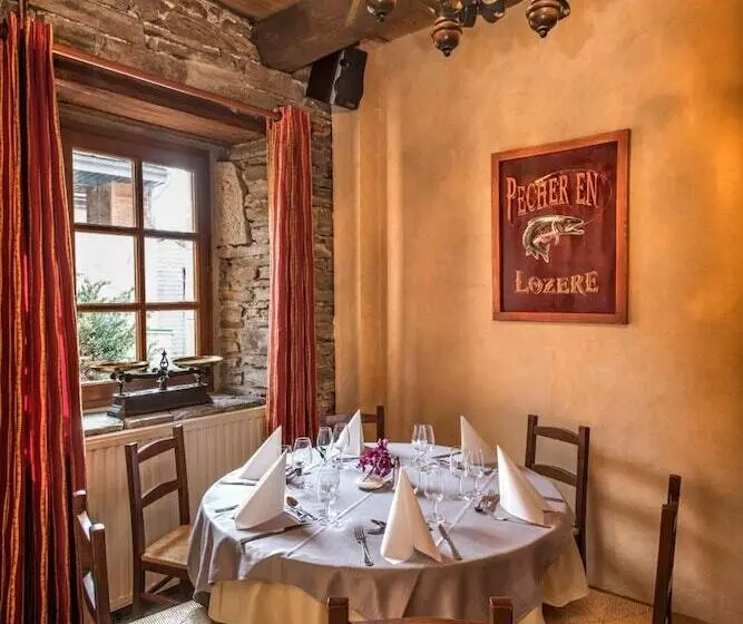 ホテル Logis Hôtel Restaurant La Remise