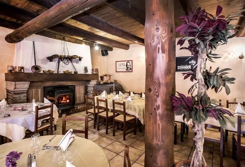 ホテル Logis Hôtel Restaurant La Remise
