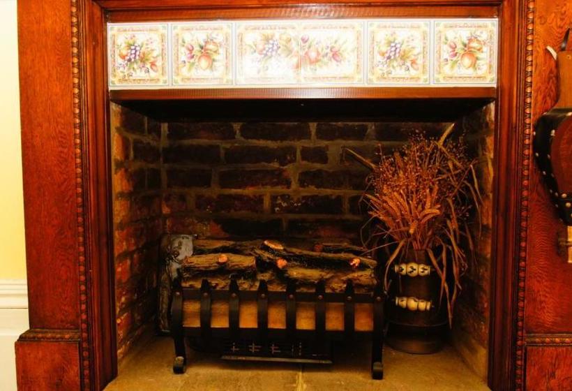 Hotel Rooftree Guest House