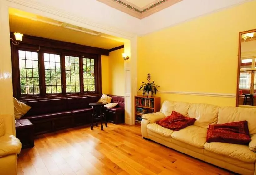 هتل Rooftree Guest House