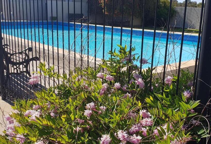 מוטל Kerang Valley Resort