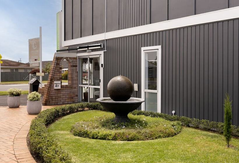 Cobblestone Court Motel   Wenzel Motels