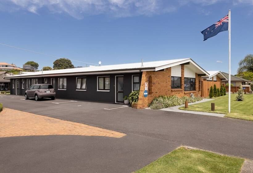 Cobblestone Court Motel   Wenzel Motels