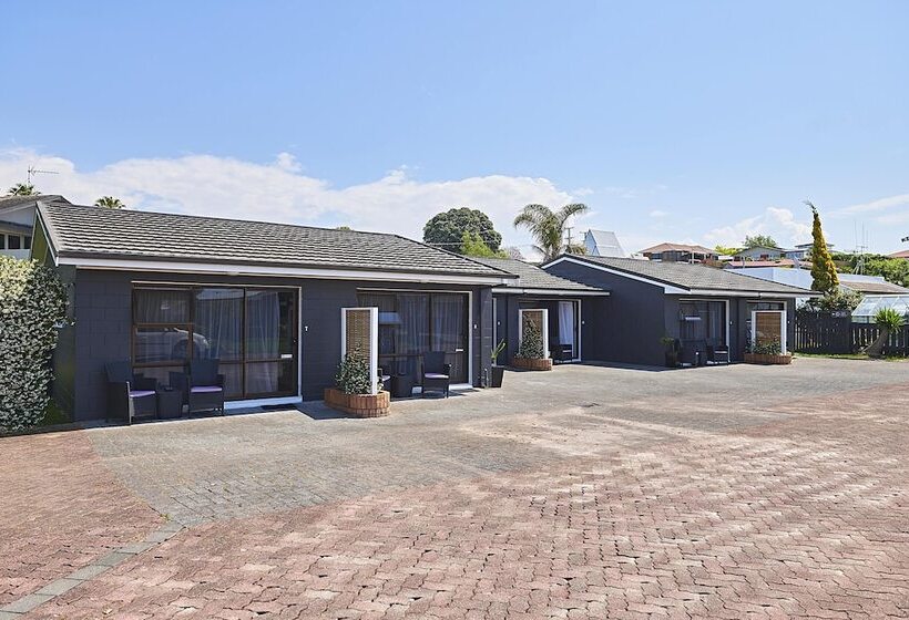 Cobblestone Court Motel   Wenzel Motels