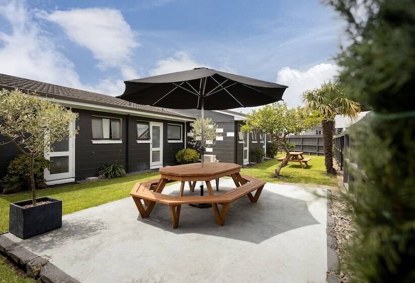 Cobblestone Court Motel   Wenzel Motels