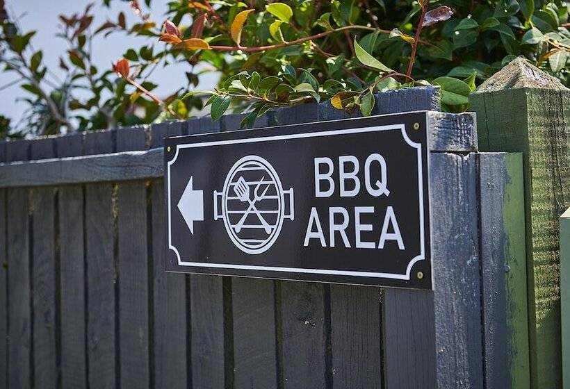 Cobblestone Court Motel   Wenzel Motels