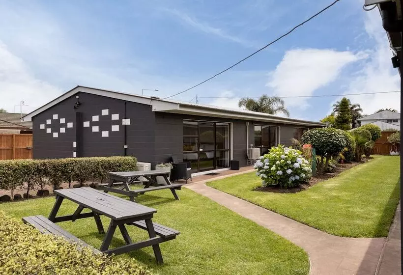 Cobblestone Court Motel   Wenzel Motels