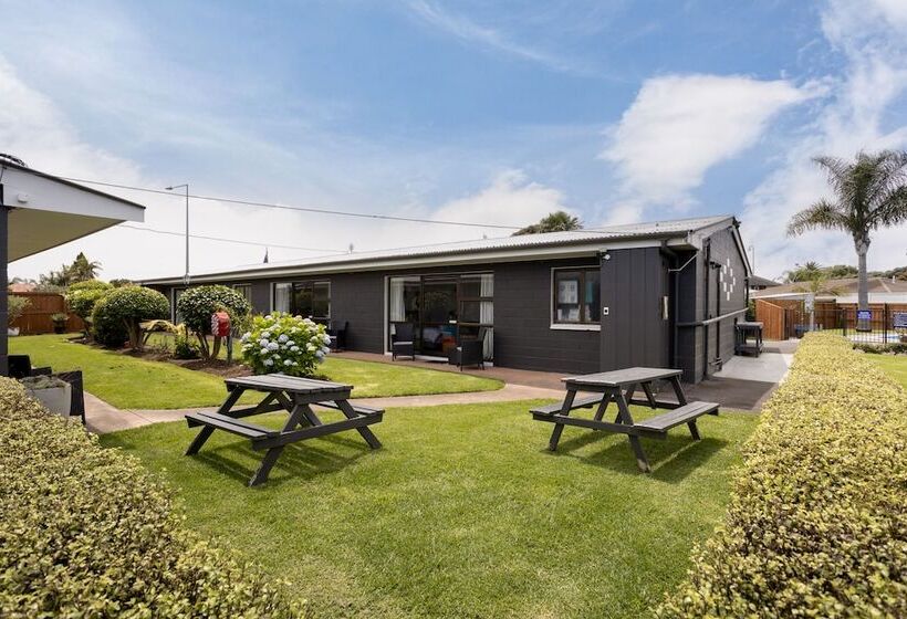 Cobblestone Court Motel   Wenzel Motels