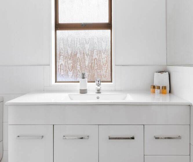 Cobblestone Court Motel   Wenzel Motels