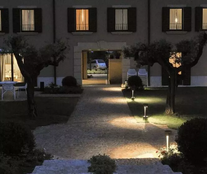 ホテル Belvivere Suites