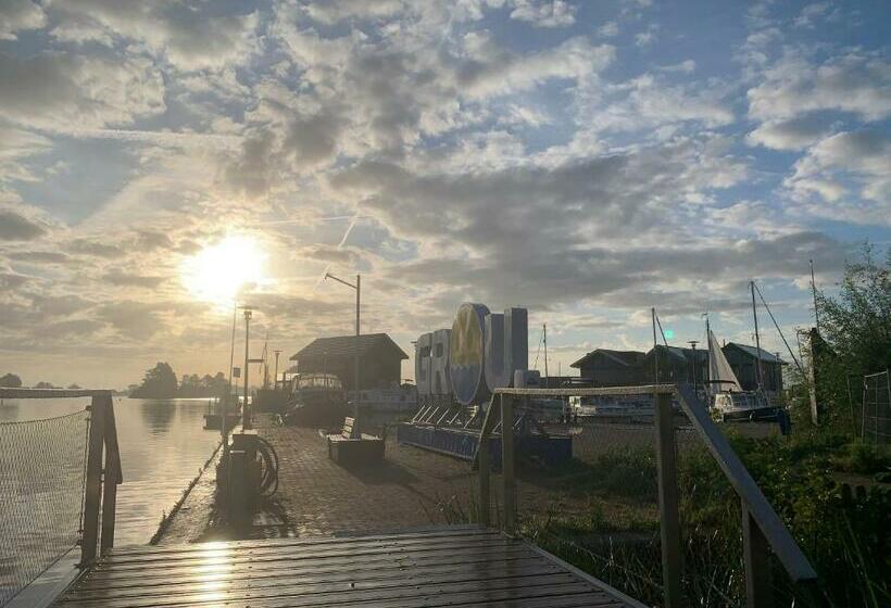 Hotel De Thuiskamer In Grou Als B&b Of Vakantiehuis