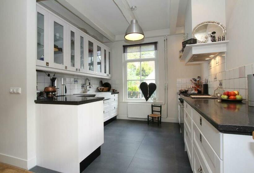 Hotel De Thuiskamer In Grou Als B&b Of Vakantiehuis