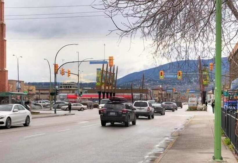 בית מלון כפרי Kelowna Okanagan Lake Hostel