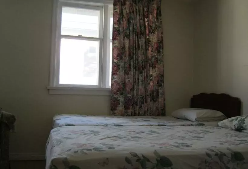 ホテル Kelowna Okanagan Lake Hostel