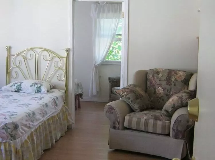 ホテル Kelowna Okanagan Lake Hostel
