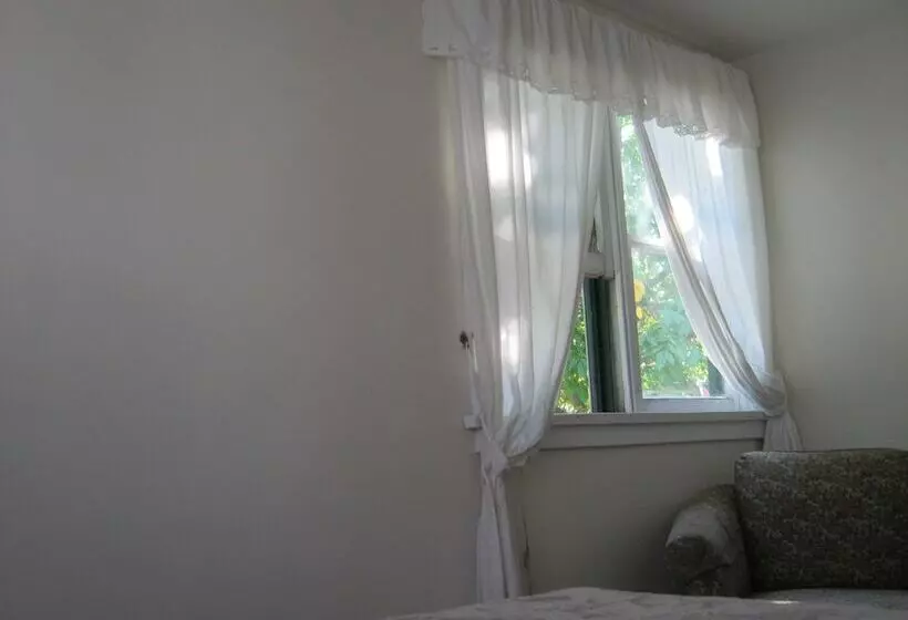 ホテル Kelowna Okanagan Lake Hostel
