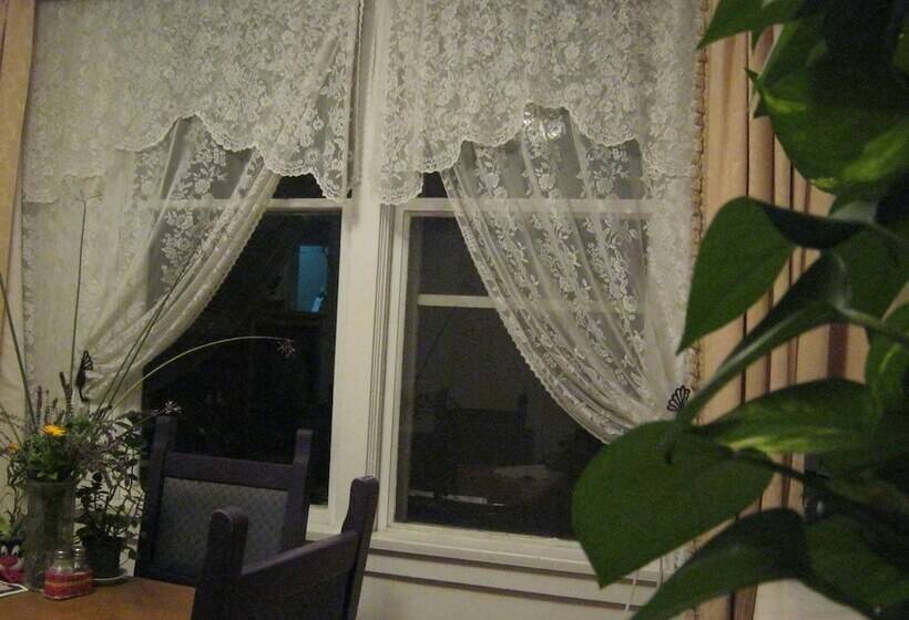 בית מלון כפרי Kelowna Okanagan Lake Hostel