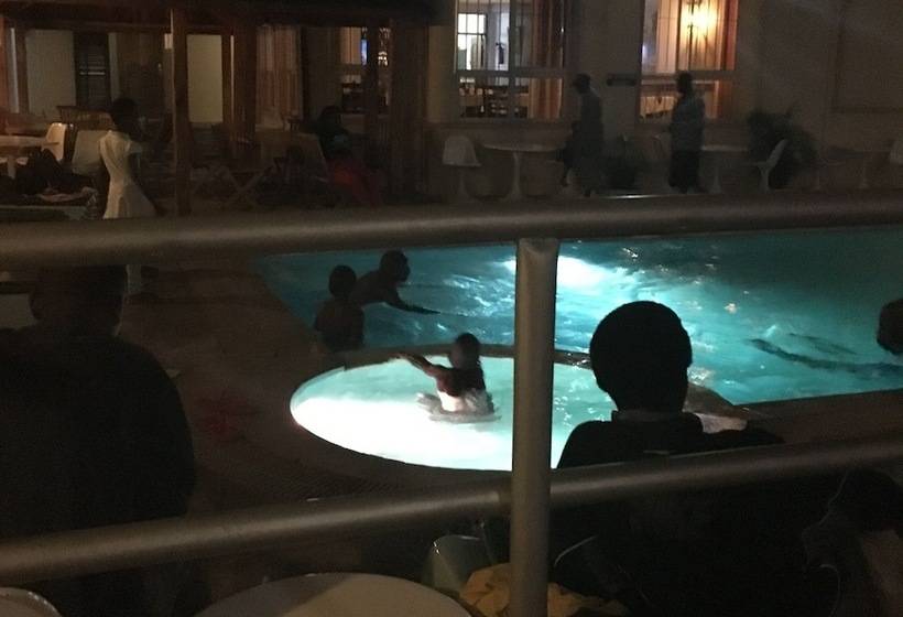 هتل Pavilion Holiday Resort