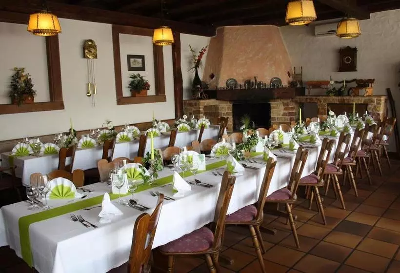 ホテル Gasthof Neun Linden