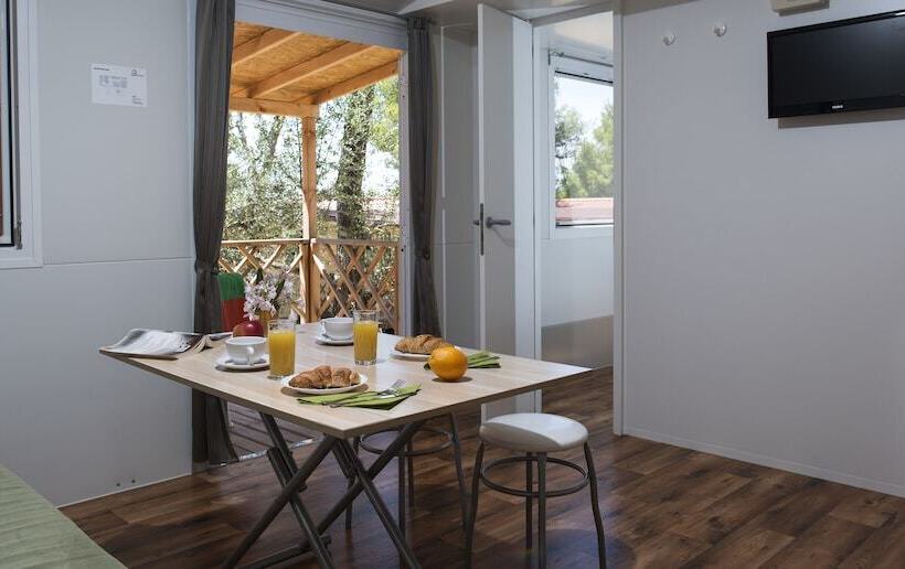 בית מלון כפרי Mobile Homes Baško Polje Campground