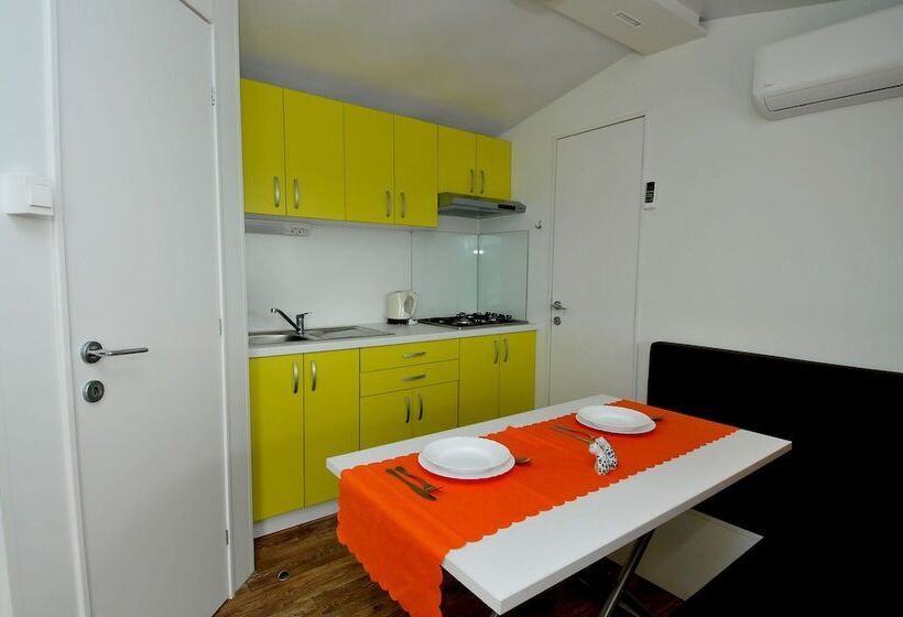 בית מלון כפרי Mobile Homes Baško Polje Campground