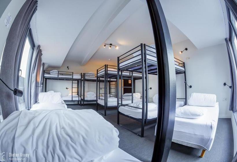 هتل The Cube Hostel