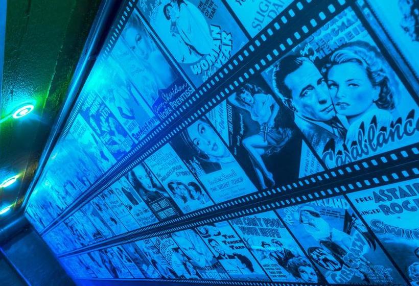 هتل The Cube Hostel