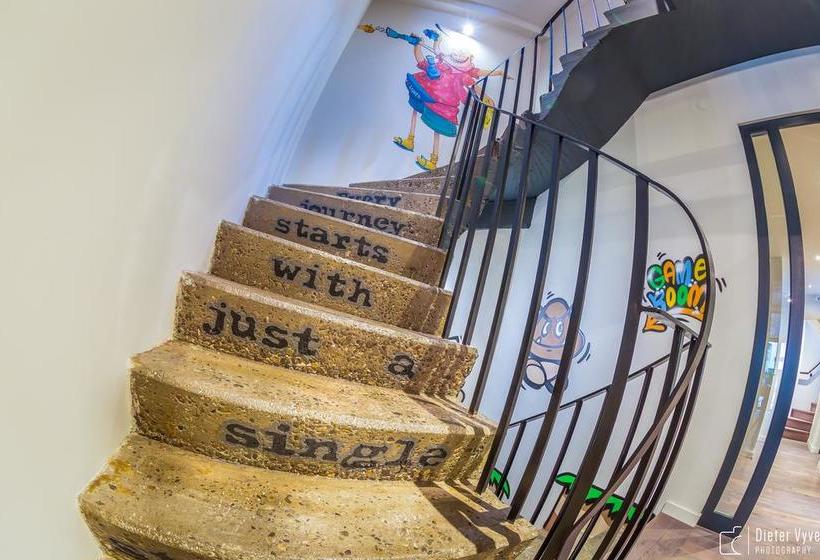 هتل The Cube Hostel