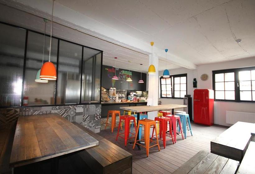 هتل The Cube Hostel