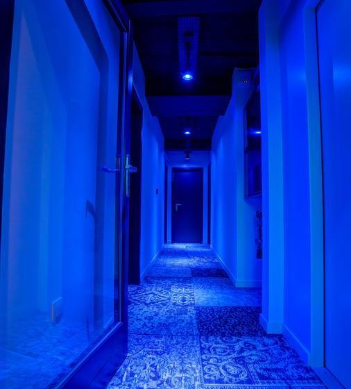 هتل The Cube Hostel