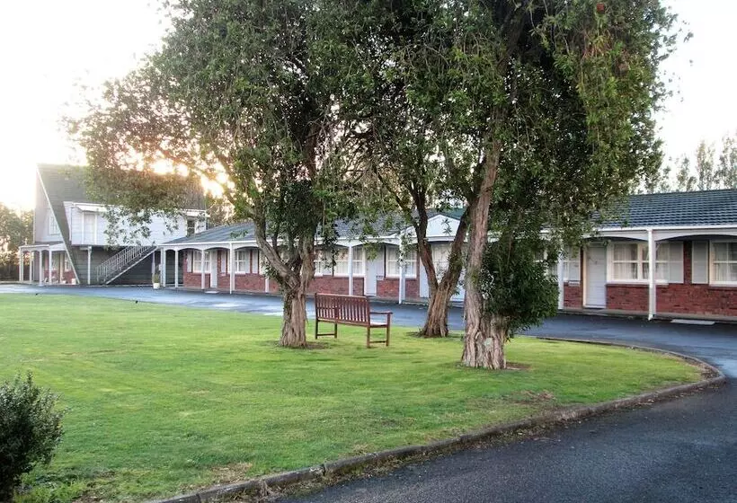 Colonial Motel