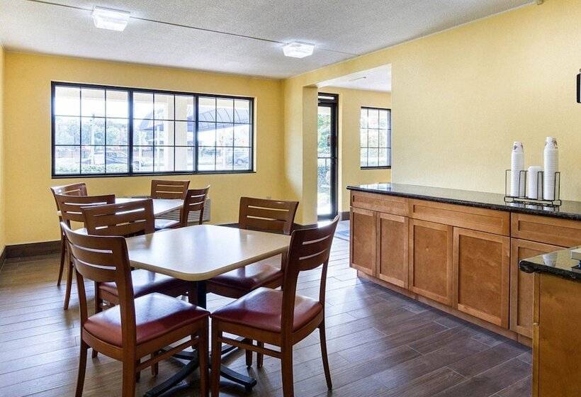 호텔 Rodeway Inn Joint Base Andrews Area