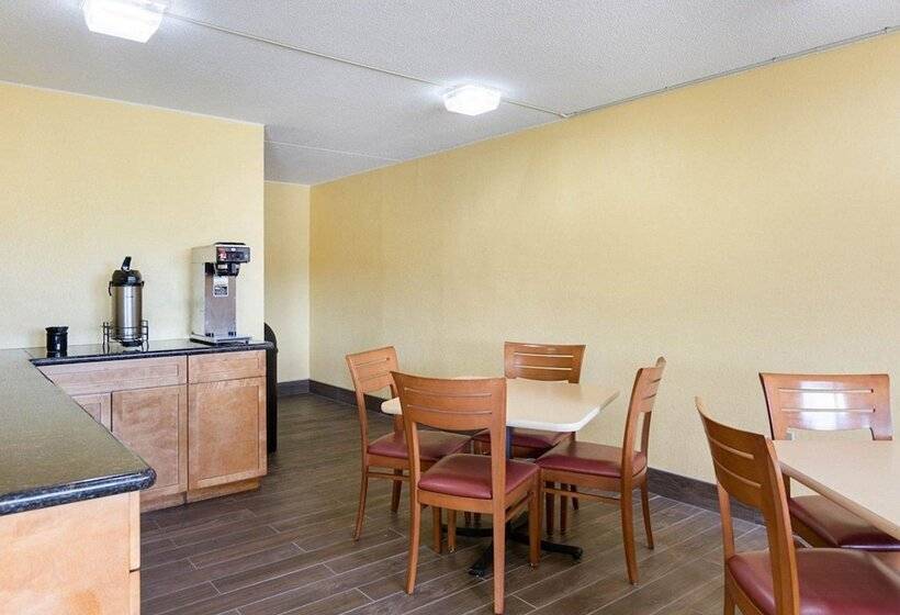 호텔 Rodeway Inn Joint Base Andrews Area