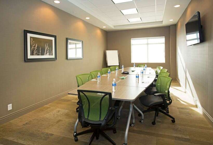 فندق Wingate By Wyndham Calgary Airport